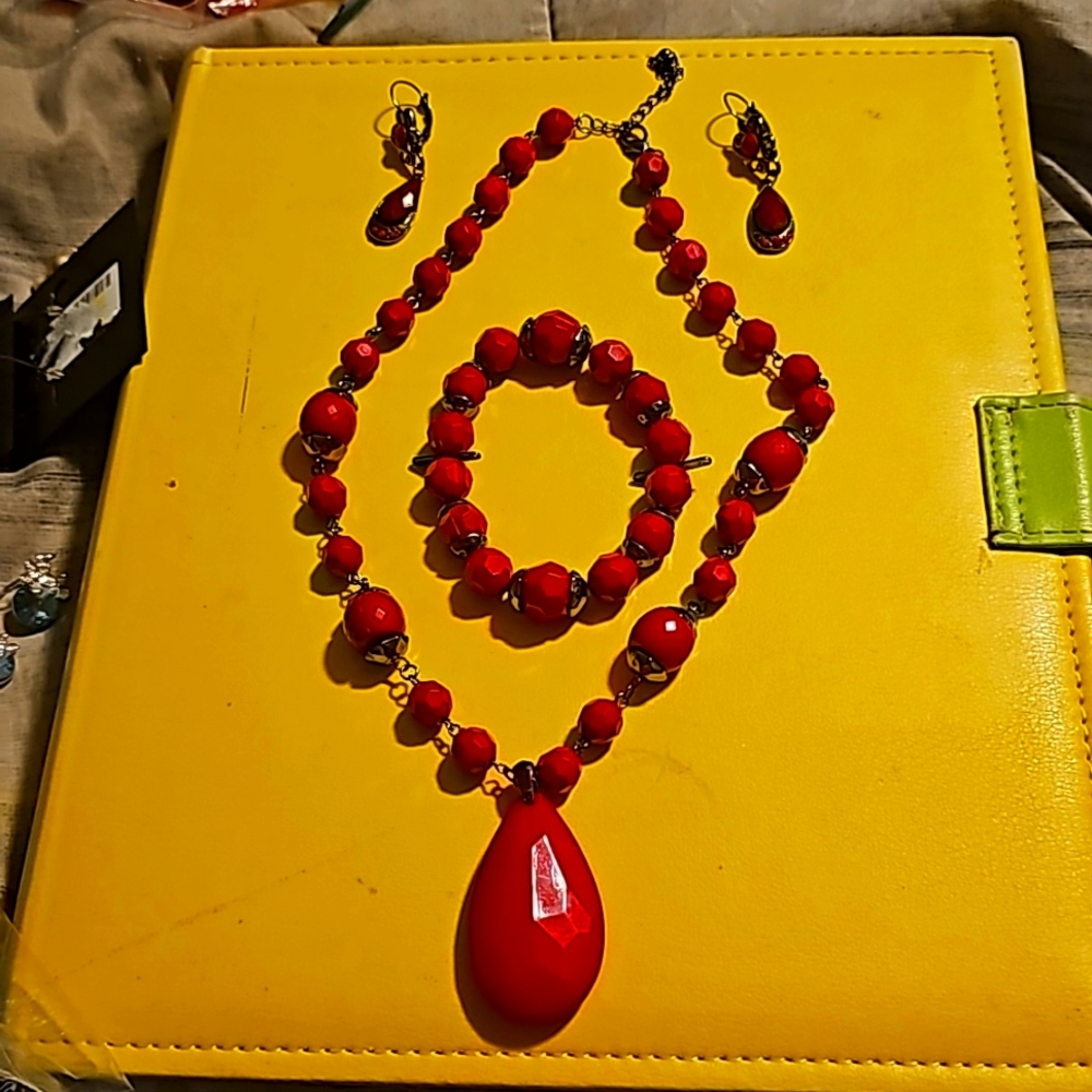 Vintage Blood Red Glass & Metal Necklace w/Tear Drop Earrings (Pierce) & Bracele